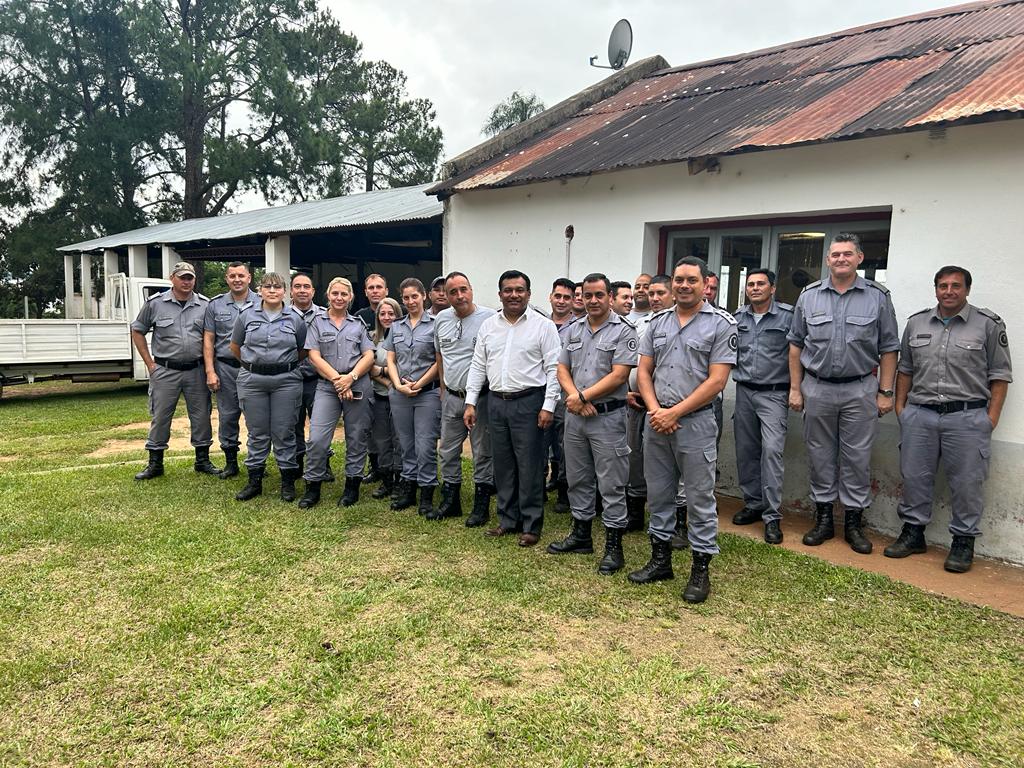 encope_spf's tweet photo. 𝗥𝗘𝗖𝗢𝗥𝗥𝗜𝗗𝗔 𝗨𝗡𝗜𝗗𝗔𝗗 𝟭𝟳
El presidente del ENCOPE, el Prefecto Cristian A. Canteros, estuvo de recorrida por las instalaciones la U.17 , donde Transitó por los distintos talleres productivos, con el fin de constatar el correcto funcionamiento y el de sus maquinarias. https://t.co/je7JdBTwOU