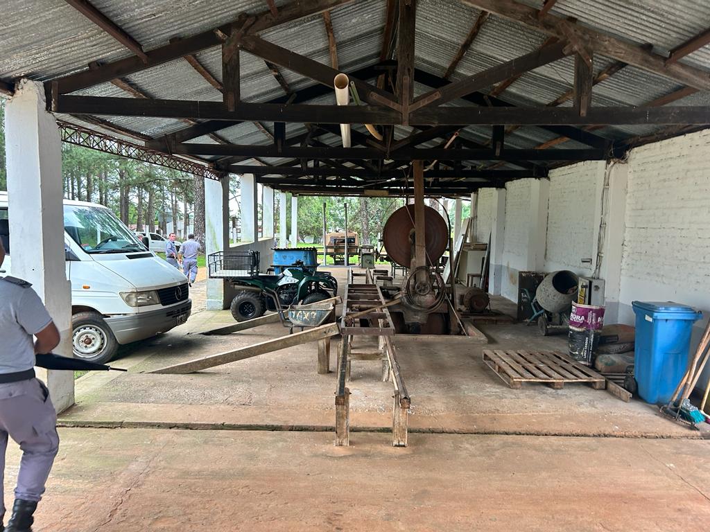 encope_spf's tweet photo. 𝗥𝗘𝗖𝗢𝗥𝗥𝗜𝗗𝗔 𝗨𝗡𝗜𝗗𝗔𝗗 𝟭𝟳
El presidente del ENCOPE, el Prefecto Cristian A. Canteros, estuvo de recorrida por las instalaciones la U.17 , donde Transitó por los distintos talleres productivos, con el fin de constatar el correcto funcionamiento y el de sus maquinarias. https://t.co/je7JdBTwOU