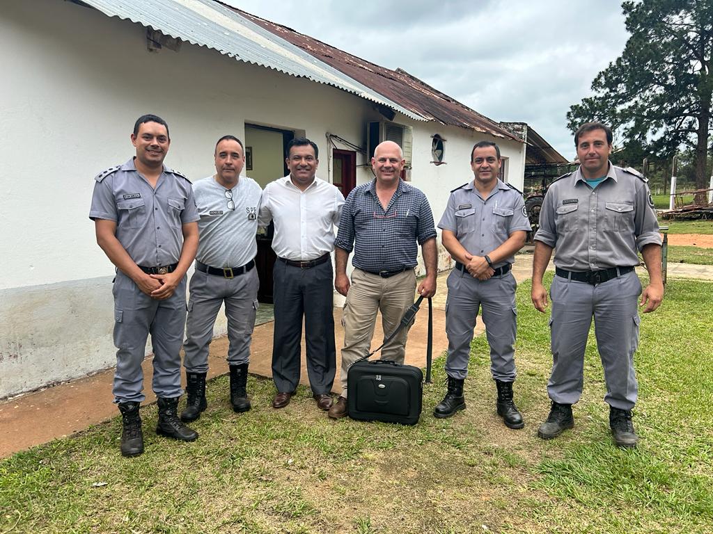 encope_spf's tweet photo. 𝗥𝗘𝗖𝗢𝗥𝗥𝗜𝗗𝗔 𝗨𝗡𝗜𝗗𝗔𝗗 𝟭𝟳
El presidente del ENCOPE, el Prefecto Cristian A. Canteros, estuvo de recorrida por las instalaciones la U.17 , donde Transitó por los distintos talleres productivos, con el fin de constatar el correcto funcionamiento y el de sus maquinarias. https://t.co/je7JdBTwOU