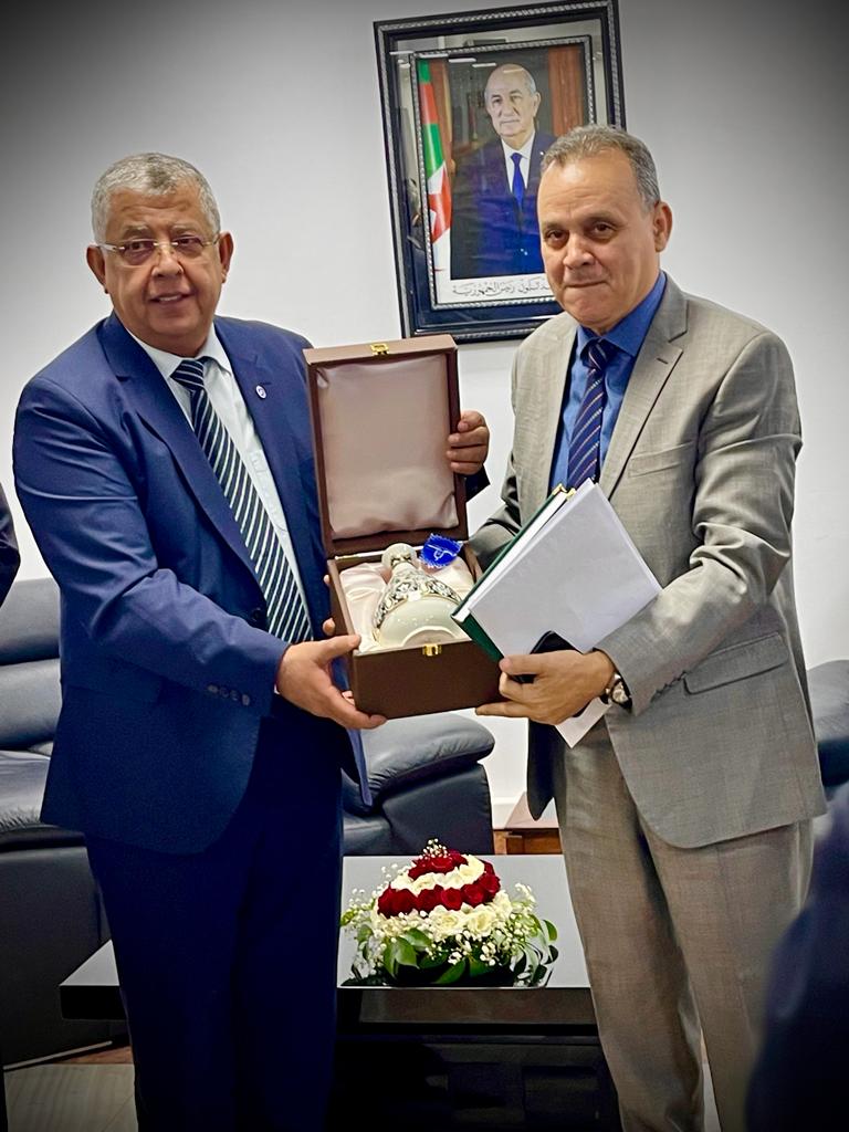CeimiOfficiel's tweet photo. 📷 في إطار مواصلة النقاشات المفتوحة أمام المستثمرين و الصناعيين قام اليوم بمقر الولاية السيد وشان والي ولاية البليدة  بإستضافة رئيس نادي المقاولين والصناعيين السيد فتحي عمور رفقة مكتبه التنفيدي فاتحا لهم مجال النقاش لمتابعة الملفات الإستثمارية العالقة لإيجاد الحلول.. https://t.co/8h5lmvOkNm