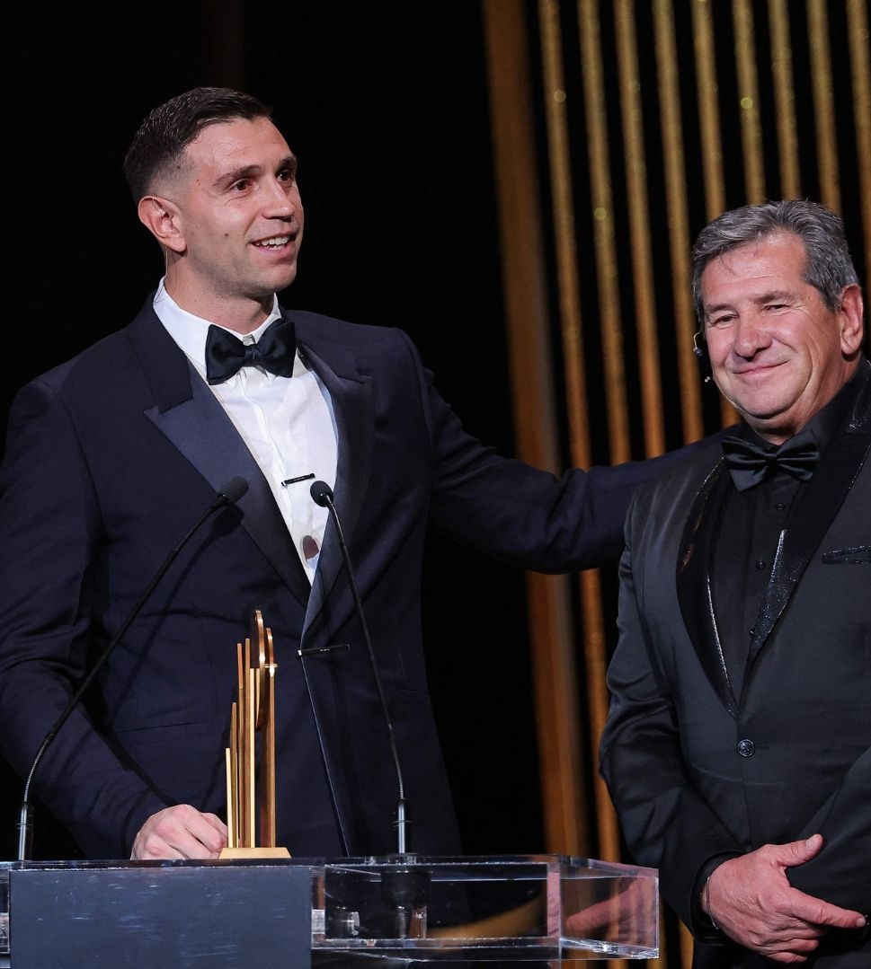 Independiente's tweet photo. El mejor del mundo otra vez.

Lo supo Pepé. Lo disfrutamos todos.

¡Felicitaciones, @emimartinezz1! ❤️

#OrgulloNacional #TodoRojo 🔴 https://t.co/QBQ9kgo5Zk