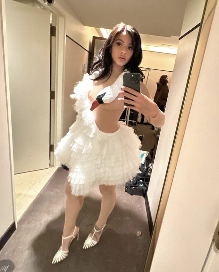 RconR24's tweet photo. Amo que La Rosalía haya querido copiar el look de Teresa Collazos de AFHS pero habrá logrado superarla? 🫣
#OnlyQueens https://t.co/8U5hMFcdpT