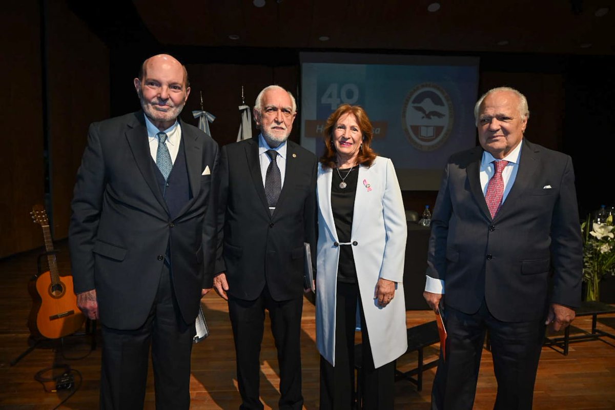 Esther Sánchez y Gabriel Fidel, rectora y vicerrector de la #UNCUYO, autoridades provinciales, universitarias y público general dicen presente en el homenaje por los 40 años del regreso de la democracia a la Argentina.
