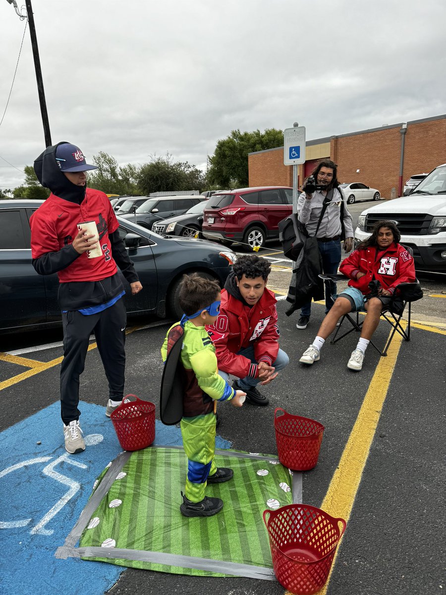eddiejf10's tweet photo. 2023 Trunk or Treat was a success! Our boys gave their time to the community and gave much joy to the youngins. 🙌⚾️

“We make a living by what we get, but we make a life by what we give.”

@HHSbaseball2022 @HarlingenCISD @HCISD_Athletics https://t.co/273mPrPX5j