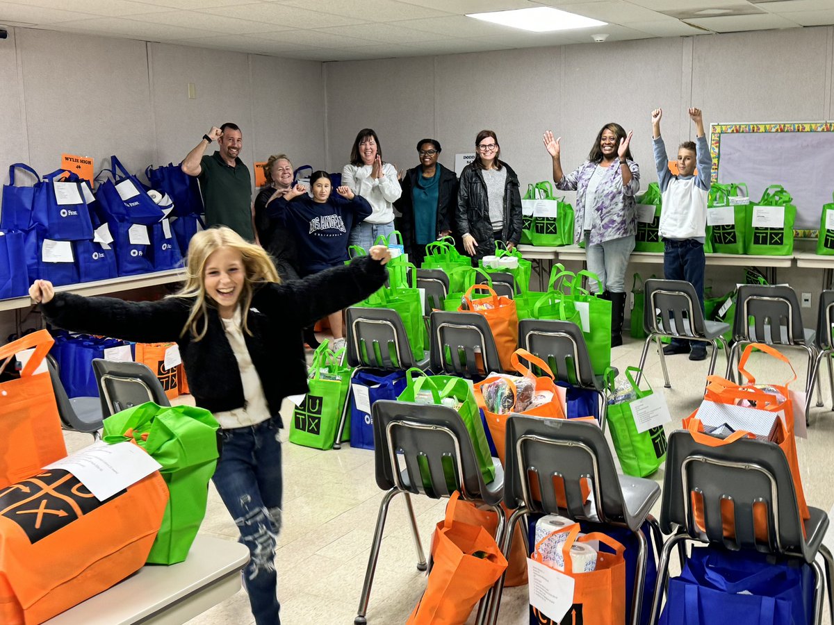 📝📓📏 From how it started to how it ended. One last packing round for the #SchoolSupplyCloset! We’ll deliver more than 400 bags that were packed tonight by our volunteers. We can’t wait to deliver these to campuses! #wisdfoundation #volunteersareawesome #boldlyserving