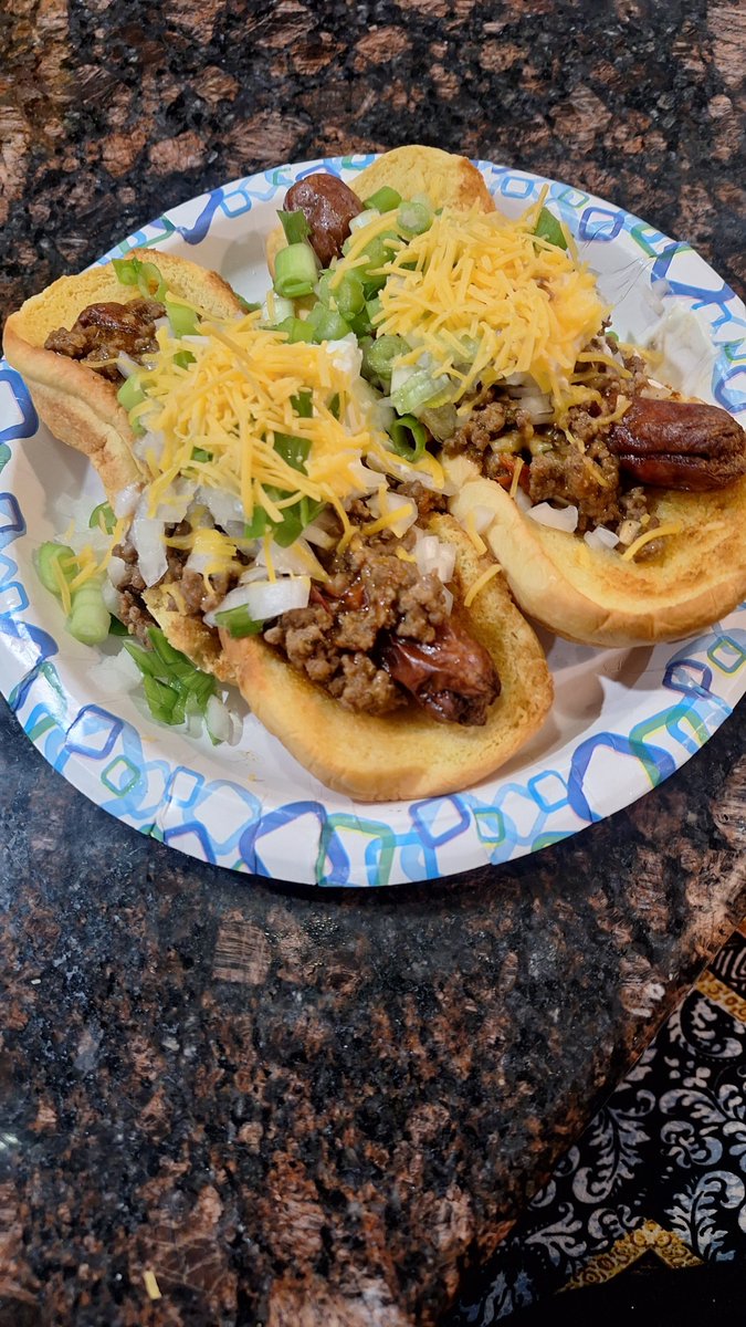 Had a craving for chili dogs. Topped with scallions, raw onions, cheese & sour cream. Everytime I see chili dogs, Sonic is the first thing that comes to mind~. 

I made the chili from scratch using fresh garlic & fresh tomatoes. 

#Foodie #chilidog #nycfoodie #homecooking