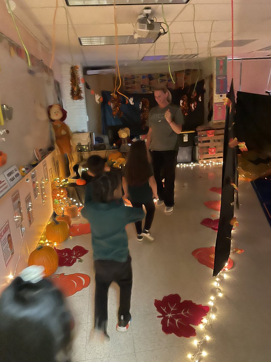 yoly_meneses's tweet photo. Your Haunted Classroom was awesome Mrs. Dynak! 👻🎃 @morrisaveschool #juntospodemosLB https://t.co/7IuPISEWYX