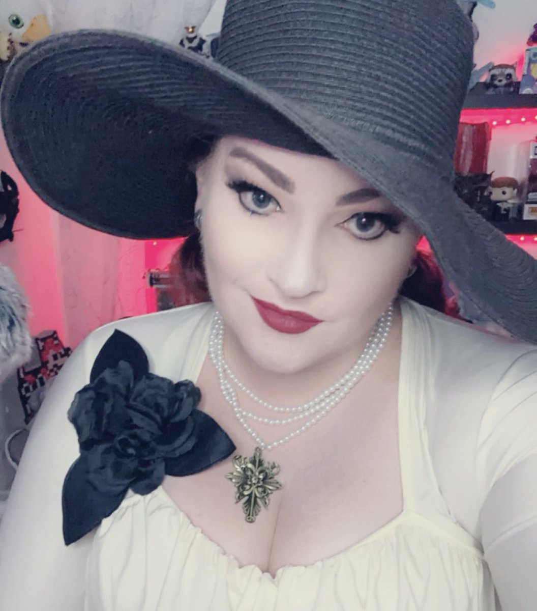 ravnyca's tweet photo. Come hang out with Lady Dimitrescu! https://t.co/8XXqtNOpeS https://t.co/5pU3f0vACM