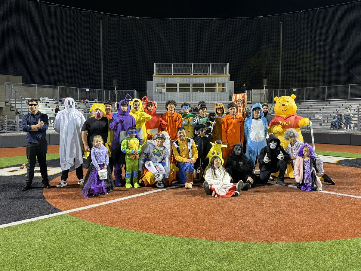 MsVasquez_'s tweet photo. Thank you coaches for making tonight so much fun! 🍯 🧑‍🚀 🐯🖤💛🖤#Halloween2023 @Irving_Baseball @IrvingISD @IrvingHigh https://t.co/9ZfMCNa1F4