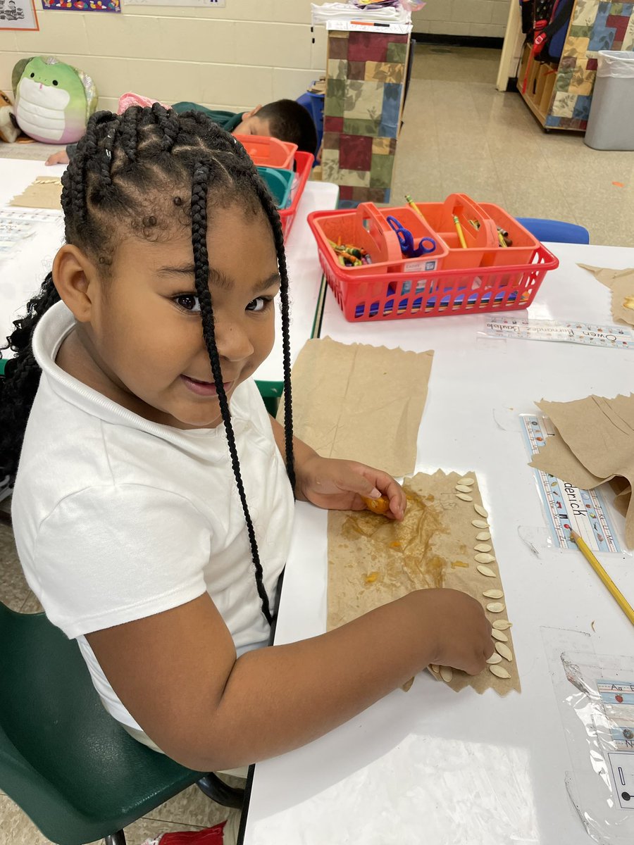 yoly_meneses's tweet photo. Pumpkin seeds &amp; Pumpkin guts 🎃, oh my 👻!  @morrisaveschool @JaniseStout  #TogetherWeCanLB https://t.co/zBRCzl7U8q