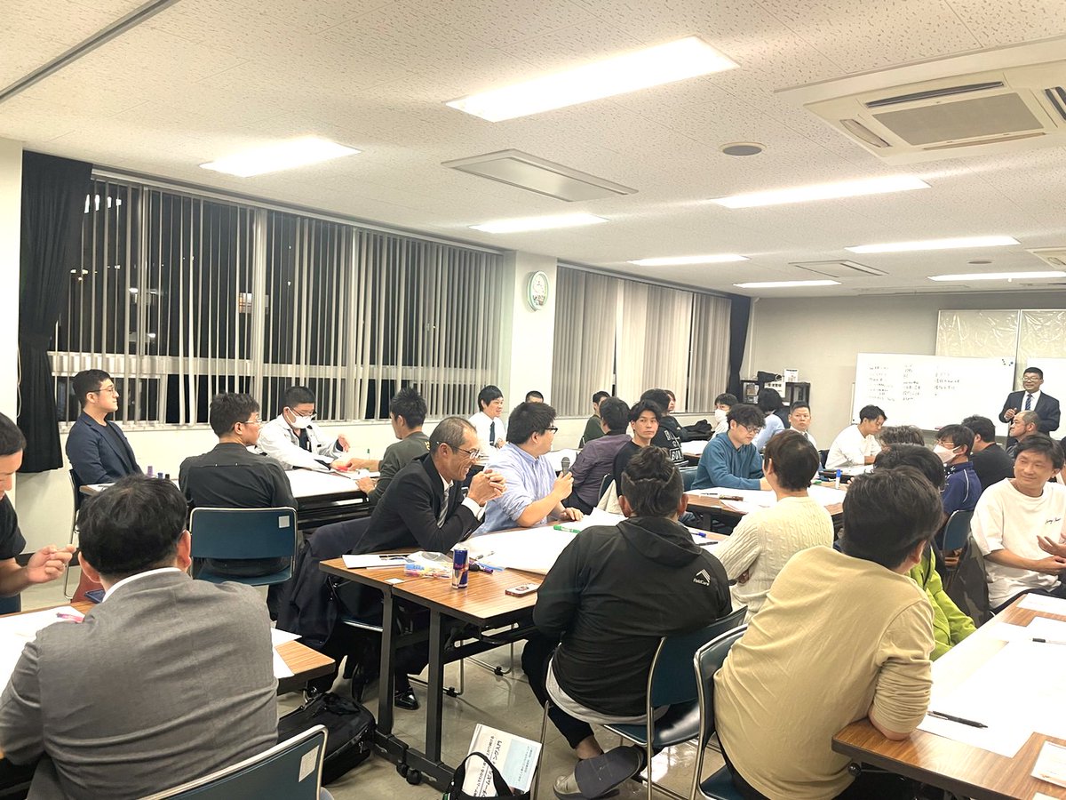 iwakura_s_s's tweet photo. 昨日は商工会青年部の中尾張支部合同で経営講習会をおこなって頂きました！
題材は「チームビルディング」。従業員はもちろん、家族経営の場合や一人親方の外注さんとの関係などを含め「チーム」としての意思疎通の重要さを講習やゲームを通して学びました。社業に直ぐに活かせる講習、有意義です！ https://t.co/Sijqt2U4IO