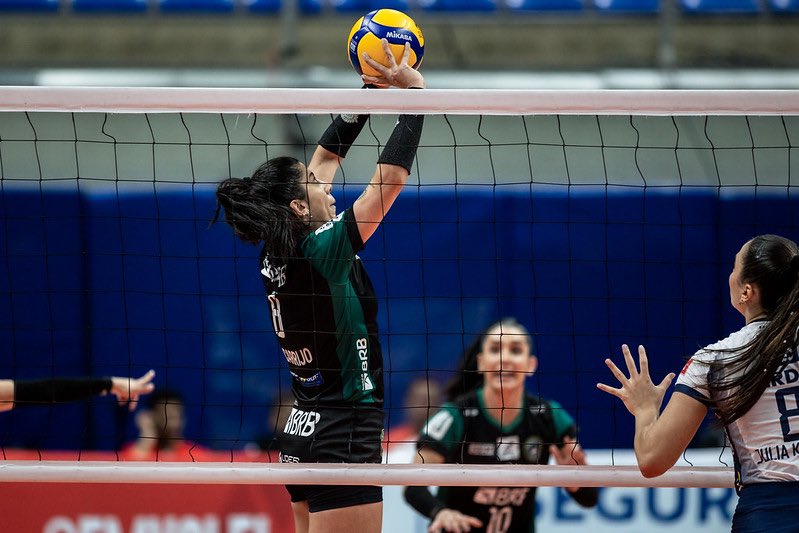 BrasiliaVolei's tweet photo. Fim de mais uma partida sensacional no Campeonato Mineiro Walewska Oliveira! 

Gerdau Minas 3 🆚 1 Brasília Vôlei
Parciais: 25x20, 22x25, 25x20 e 34x32.

Amanhã jogaremos às 18h contra o Mackenzie! 

📸 Créditos: Hedgard Moraes/Minas Tênis Clube

#volei #voleifeminino https://t.co/L6RUcugRYR