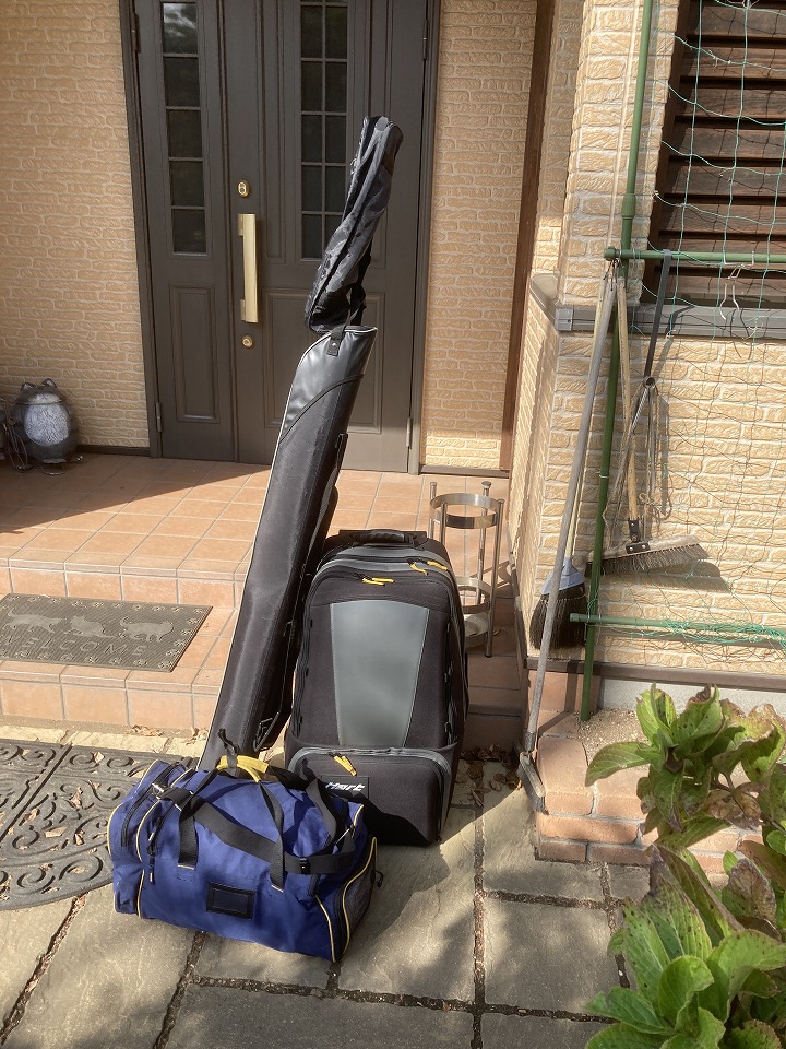 Packing#3  Bring to Cococs_Keeling VK9 . Fishing rod case,  inside is not fishing rod. It is 15ele 430MHz yagi and 5ele 144MHz yag for IO-117 and LEO. IC-9700 Power supply, Cables PC etc are inside of bag.   I will leave Tokyo tomorrow  to Singapore. #GreenCube #QO100 #JAMSAT_VK9