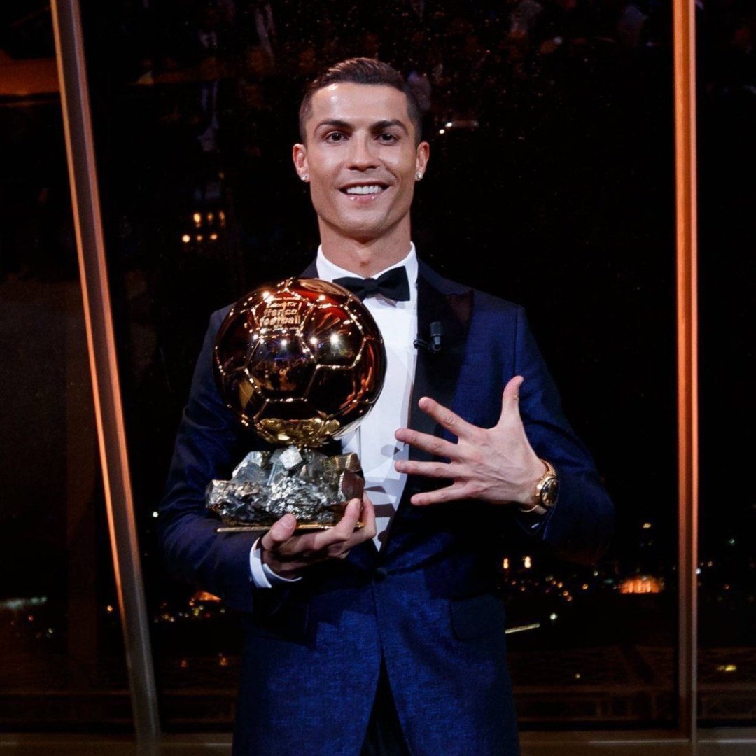 Lavozgalactica's tweet image. Hoy ha quedado demostrado que Cristiano Ronaldo tiene que hacer cosas inhumanas para ganar un Balón de Oro.

En cambio, a Leo Messi se lo regalan por 7 penaltis en un Mundial. 

La prensa y FIFA siempre tuvieron su favorito.