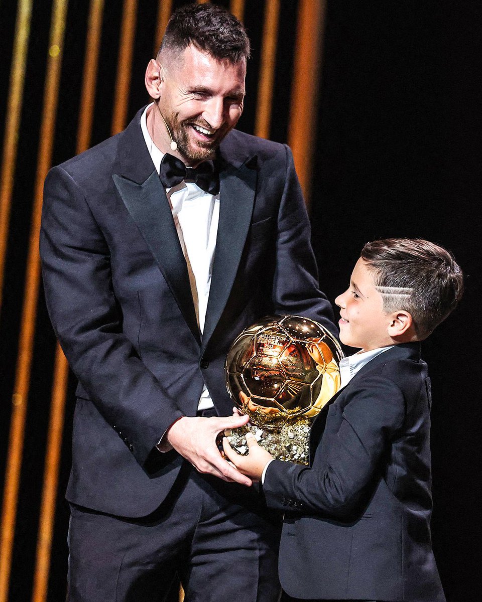 GalaxyFMUg's tweet photo. The most beautiful pic you’ll see on the internet today 🥰

#BallonDor https://t.co/rod5o0a0Uw
