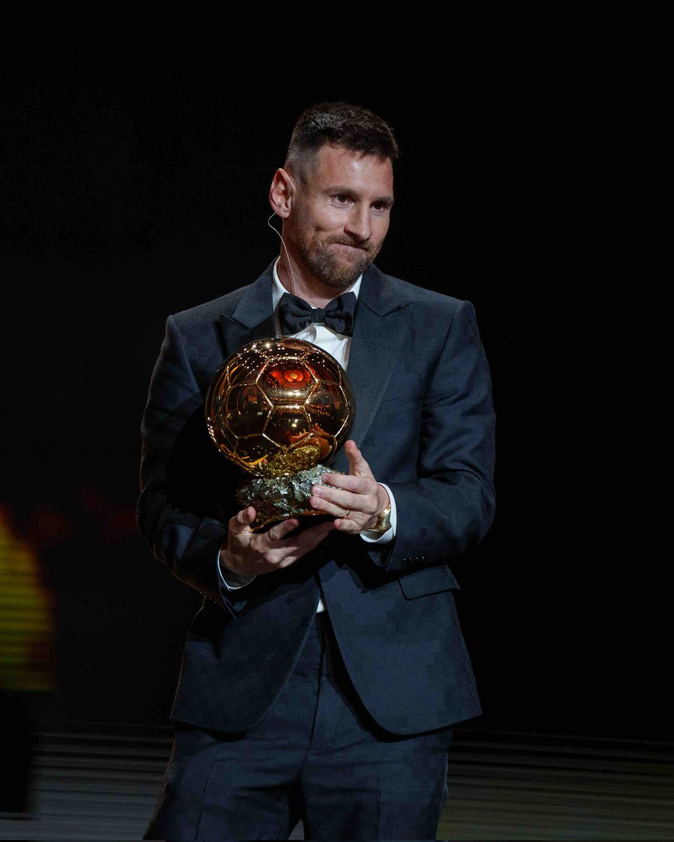 Se cerró el círculo. El mejor futbolista de la historia gana su octavo Balón de Oro. El más grande es uno de los nuestros. LEYENDA!! 💙❤️