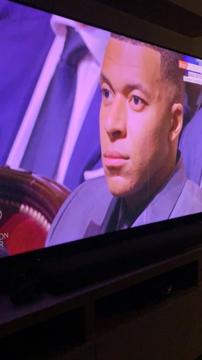 Team_2712's tweet photo. C’est du grand vol ! A aucun moment il mérite d’être 3ème et Messi a aucun moment premier ! #BallonDor #Mbappé #messi https://t.co/hWnt6aVGFO