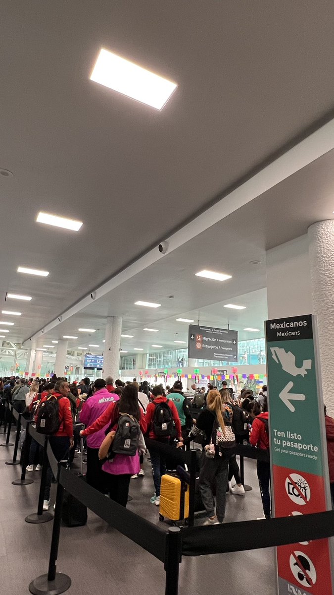 EmaLemon_Botmy's tweet photo. WTF con los mega impuestos que cobran por uso de aeropuerto y no tienen suficiente personal para evitar estas horas de colas #hijosdeputa @aeropuertocdmx #aeropuertoterminal2 https://t.co/9kxfbYyGGX