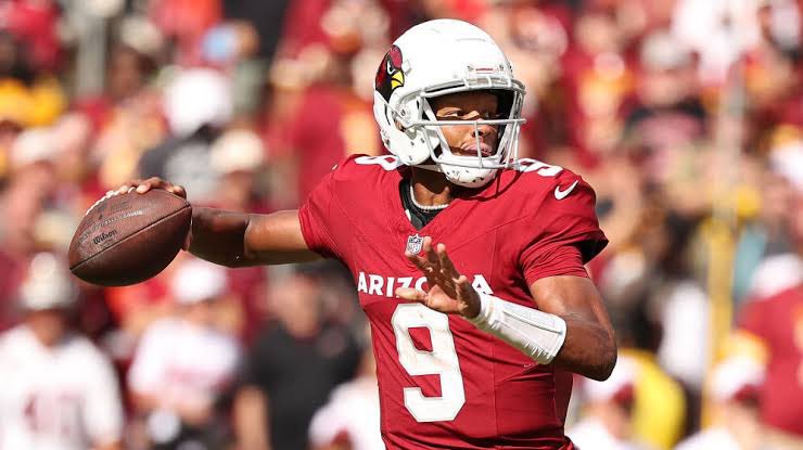 NFLFantasyEsp's tweet photo. Alerta Fantasy 🚨

El HC de los Cardinals Jonathan Gannon confirma que Joshua Dobbs ya no será su QB titular. 

Kyler Murray o Clayton Tune podrían iniciar 👀

#NFLFantasyEsp https://t.co/KaCRKFvOOr