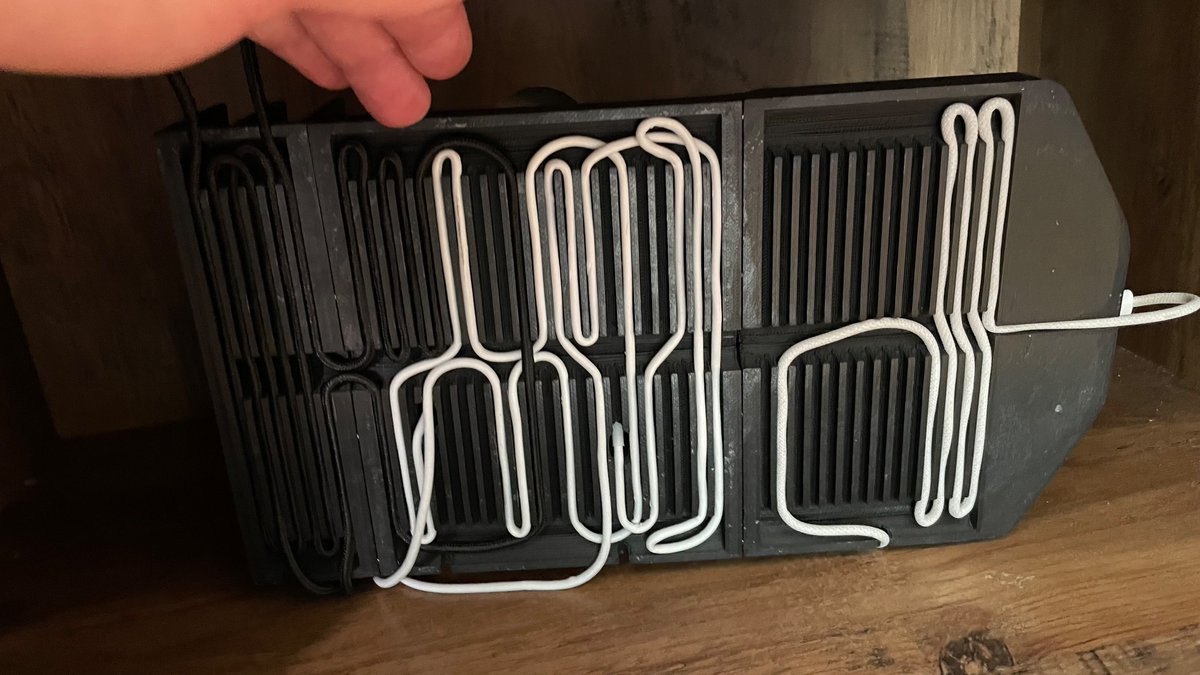 Wewt_M's tweet photo. @LinusTech Modular cable managed charging system. Each module connects together magnetically https://t.co/u4jPETBVIS