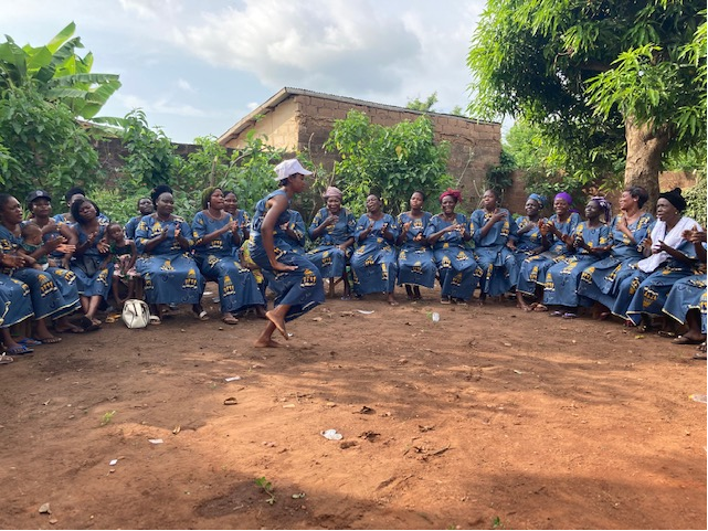 Sarah_Botton's tweet photo. #InitiativesOSC Sud-sud. Au #Bénin 🇧🇯 à Abomey, l'@AFD_France soutient Houenafa, partenaire écoféministe de Graines Sénégal🇸🇳 qui accompagne les femmes dans leur autonomisation économique et forme les hommes de leur entourage aux #masculinités positives #FSOF https://t.co/U3E5zrmSud