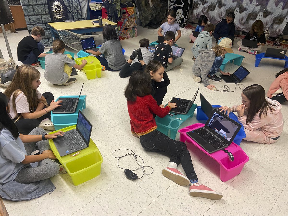 McM_MsT's tweet photo. Shadow Performance rehearsals in full gear! Sound system, props and actors! Students waiting for their designated rehearsal time are exploring & learning in the Museum Math: Rocks & Minerals World! Documenting learning using camera and book & quill 🤩 #ROMlearning #MinecraftEDU https://t.co/o99s3qsoMp
