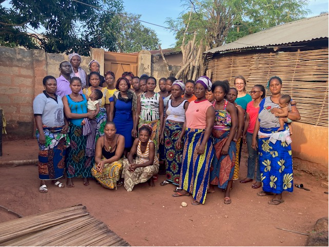 Sarah_Botton's tweet photo. #InitiativesOSC Sud-sud. Au #Bénin 🇧🇯 à Abomey, l'@AFD_France soutient Houenafa, partenaire écoféministe de Graines Sénégal🇸🇳 qui accompagne les femmes dans leur autonomisation économique et forme les hommes de leur entourage aux #masculinités positives #FSOF https://t.co/U3E5zrmSud