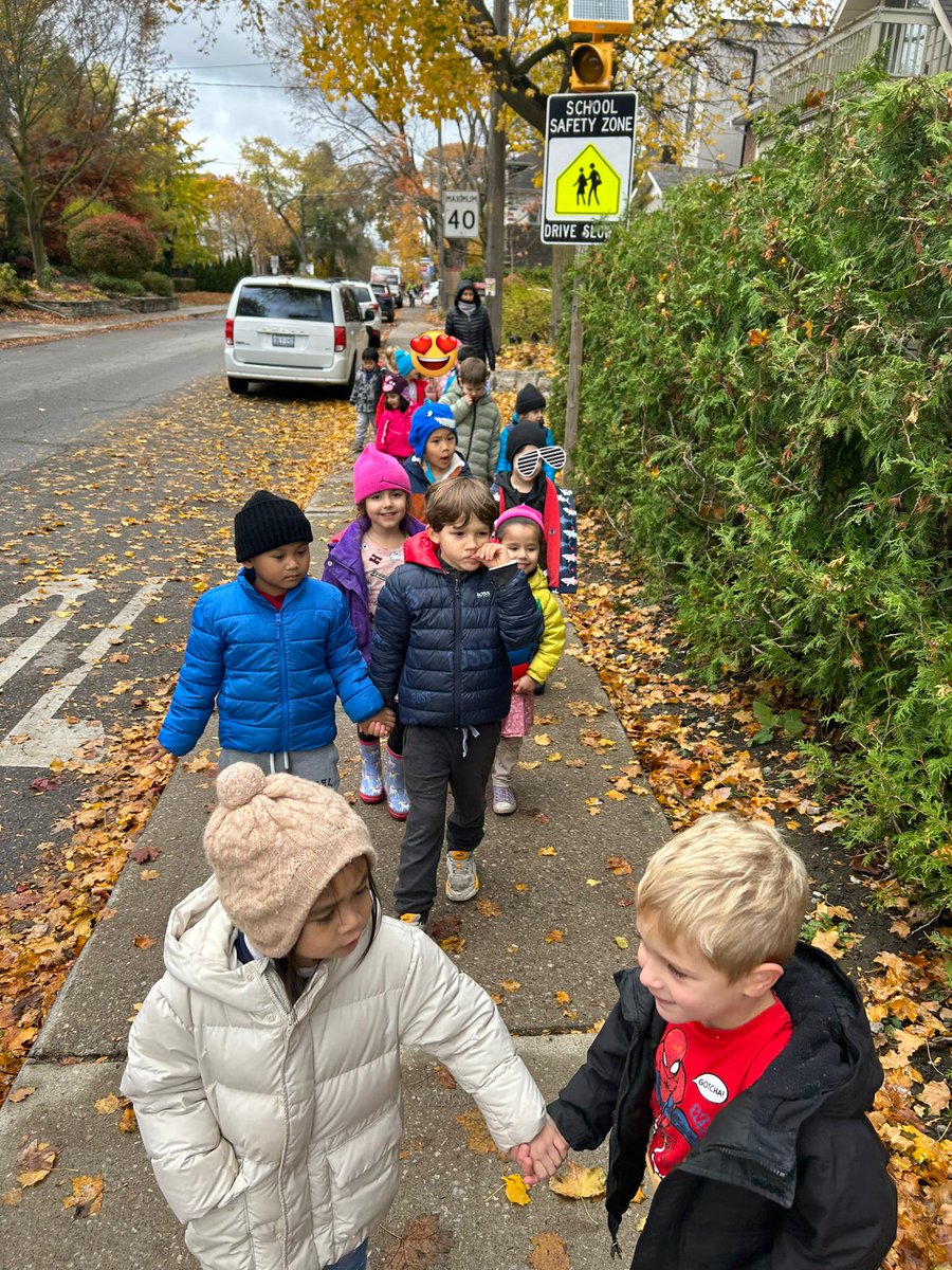 MsGiovannaSalas's tweet photo. We went for a community walk to observe the houses in our neighbourhood and to count and tally the houses with Halloween decorations. 👻👻🦴🎃#everydayMath. @EarlyYearsTDSB https://t.co/kPQCtPb9zY