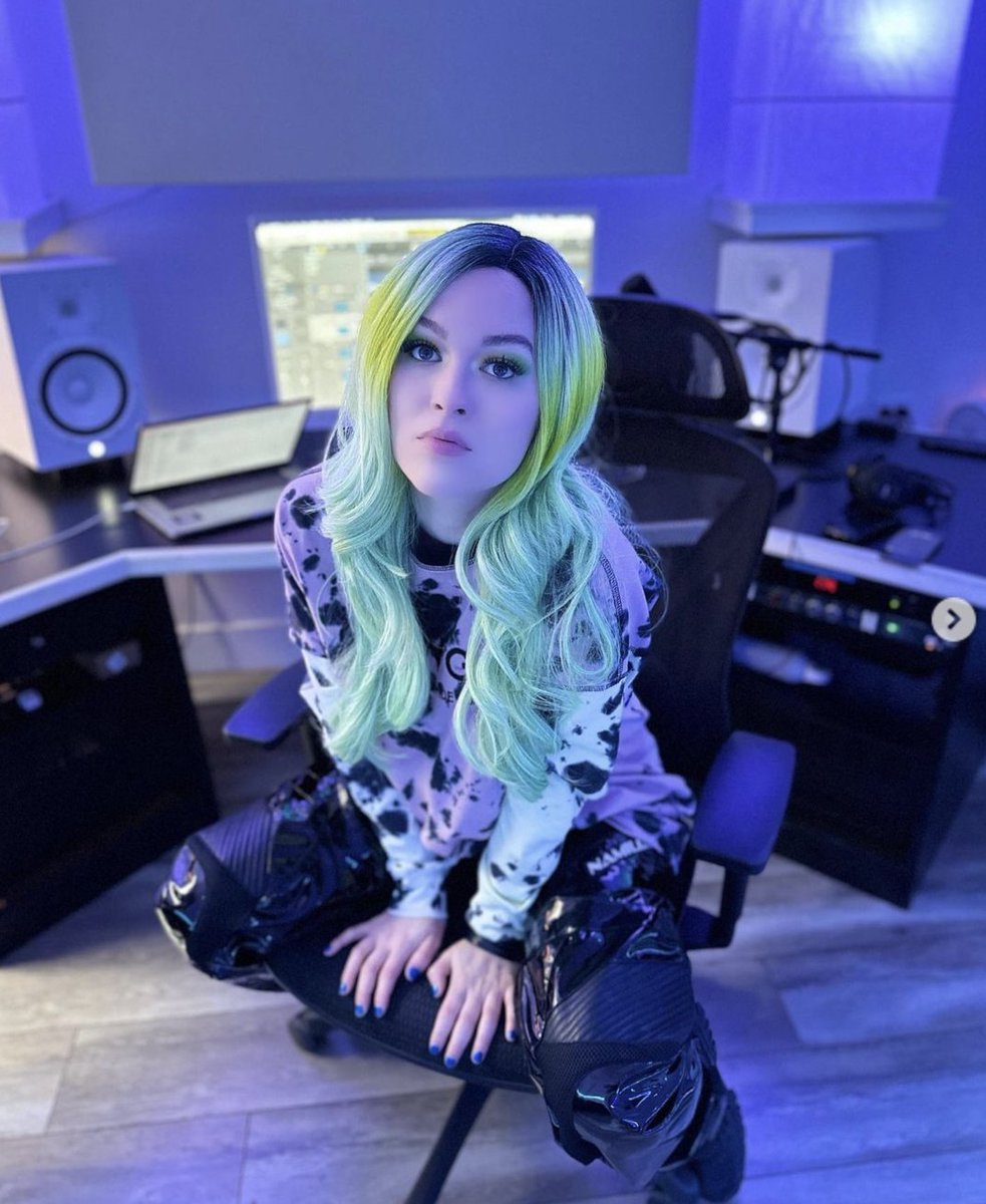 babesbehindbeat's tweet photo. We chat with EMM who is a singer songwriter producer and multi instrumentalist who has come up the hard way through the industry but learnt some amazing lessons along the way! 
#jessbowen #bb25 #bowiejane #djbowiejane #idobiradio https://t.co/L1husxL8FB