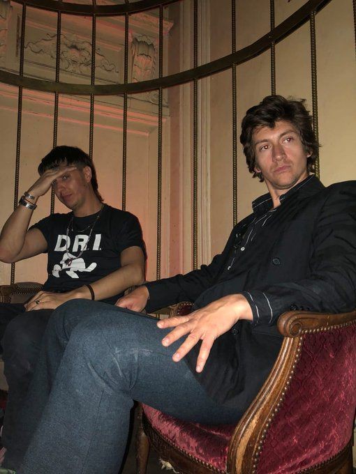 juanmaravilla01's tweet photo. el imperio romano de los indies es esta foto de alex turner y julian casablancas https://t.co/XyaQo14iOO