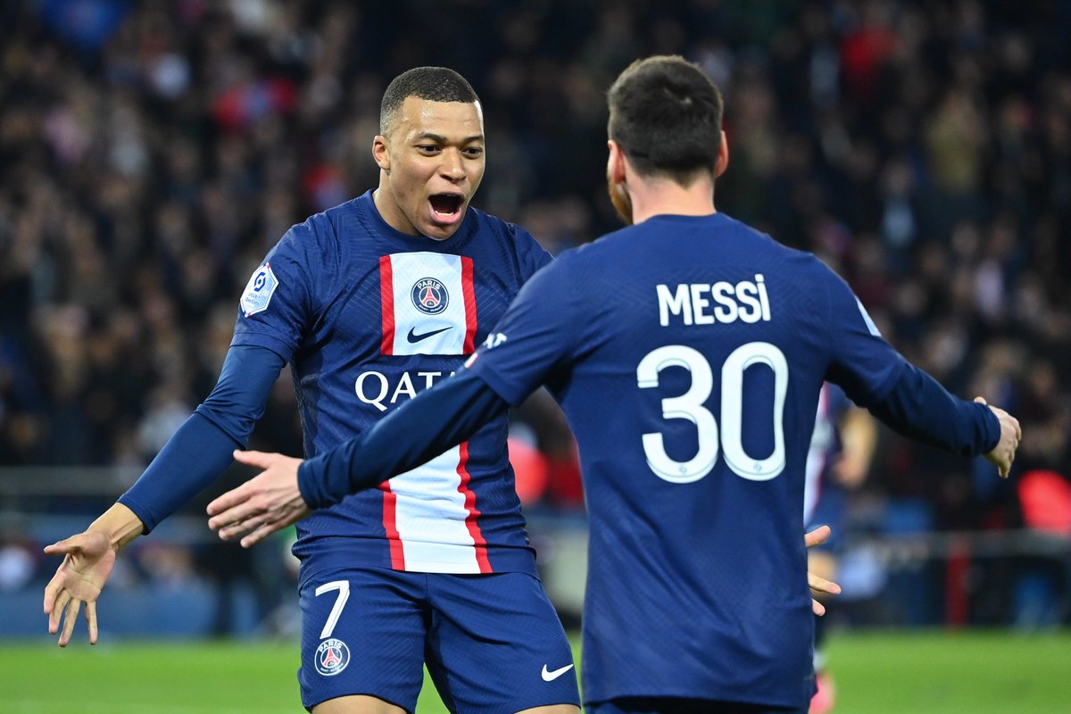 ActuFoot_'s tweet photo. 🚨 2 joueurs évoluant au PSG durant la saison 2022/23 sont sur le podium du #BallonDor. ❤️💙

🥇 Lionel Messi 🇦🇷
🥉 Kylian Mbappé 🇫🇷 https://t.co/nHxaFrMUxx
