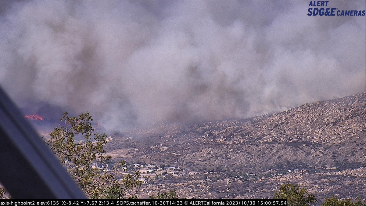 engineco16's tweet image. Dangerous rate of spread now. The fire has jumped Hwy.371 and is now in the flat and lighter fuels. This was my first in area for 6 years, plenty of room to run now. #HighlandFire Hwy.371 x/Hwy.79 #Aguanga #Anza  #Temecula here we come.