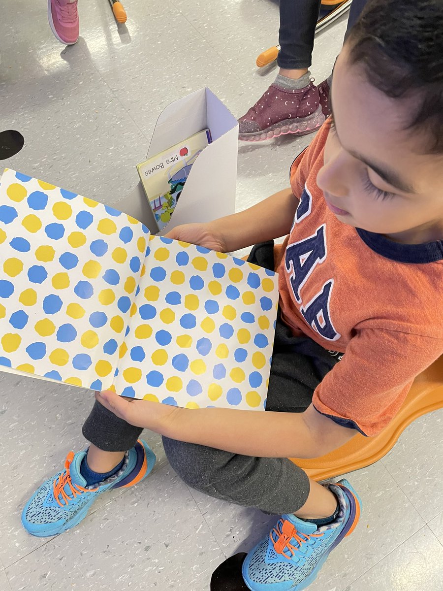 mrsbowesteaches's tweet photo. “Look I found a pattern”. It gives me such good feelings when my friends spot patterns in everyday life. #patterns #patternsinbooks #patternswhilecolouring #patternseverywhere https://t.co/enMr3fy9RQ