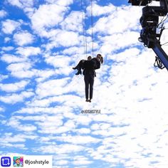 Dorisd_r's tweet photo. Working at height😵 I admire them 💜
#Lucifer6 bts gas station scene ep "Pin the Tail on Daddy"
#Lucitober2023 Day 30 Flight
#LaurenGerman #TomEllis https://t.co/mIRW40HB2I