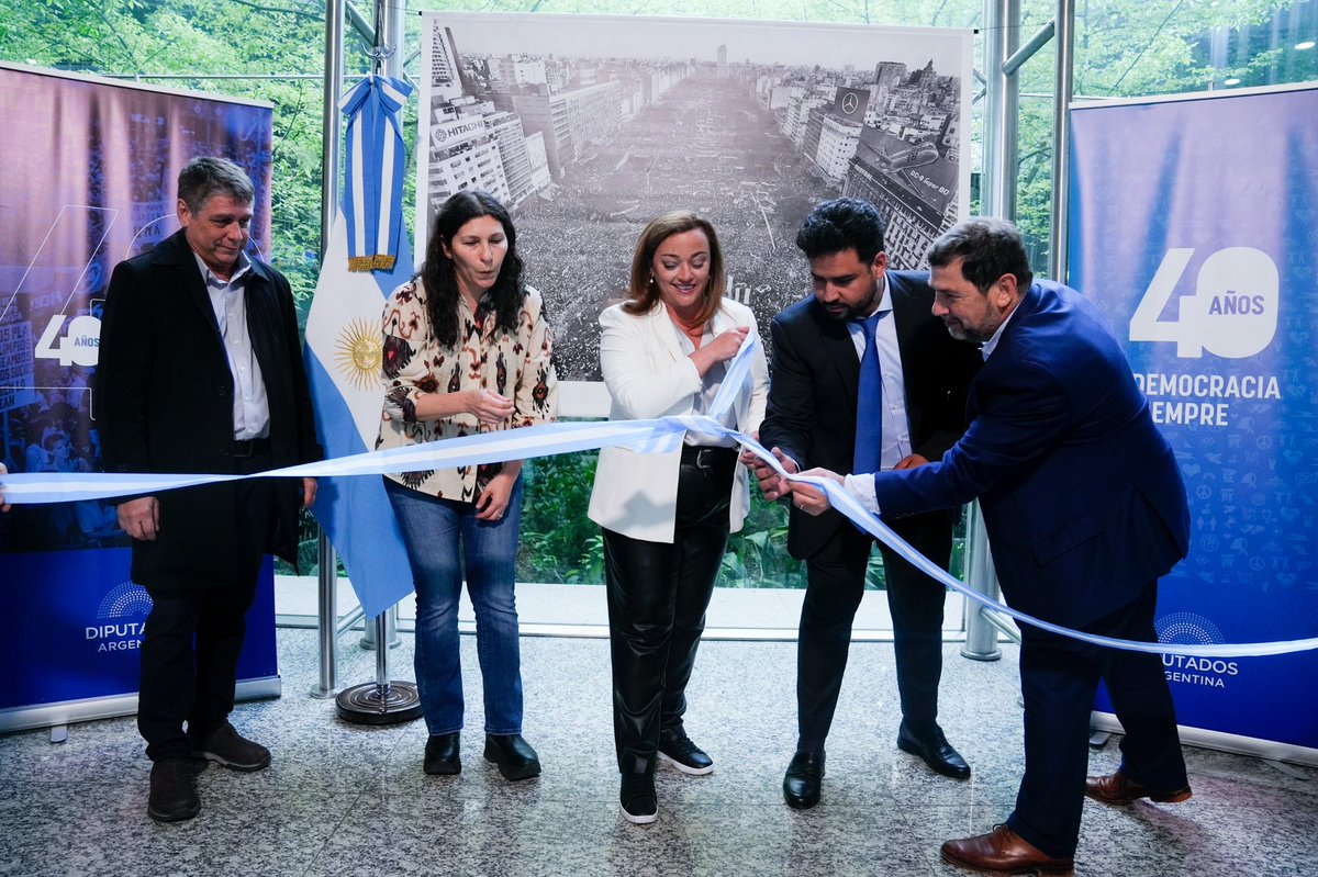 ceciliamoreauok's tweet photo. Hoy en el anexo de @DiputadosAR inauguramos la muestra "Cuatro décadas en foco" junto a la fototeca de ARGRA.

Un recorrido histórico a través de fotografías que nos recuerdan cuanto luchamos y cuanto ganamos desde 1983, cuando Raúl Alfonsín asumió la presidencia de la Nación.

Agradezco y destaco a todos los que colaboraron para hacer realidad esta exposición y especialmente a todos los fotógrafos que nos dejan este valioso registro de nuestra historia.