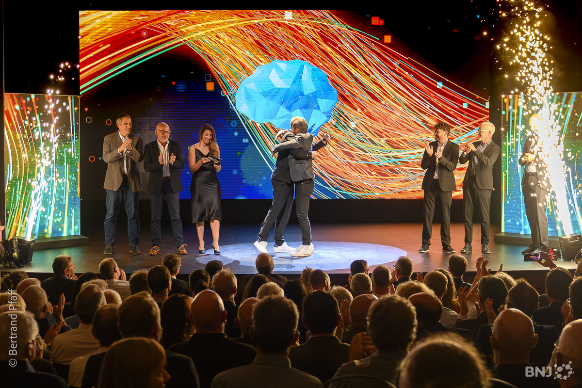 Solarsplit_22's tweet photo. 🥳🏆 Nous sommes ravis d'annoncer que #SOLARSPLIT a remporté le Prix BCN Innovation 2023 de 150'000 CHF ! 🎉 Un grand merci au jury, à la BCN et à nos soutiens. Ce prix renforce notre mission de démocratiser l'énergie solaire ! ☀️🇨🇭
©Copyright Photo: Bertrand Pfaff (BNJ) https://t.co/ysa4en3aga