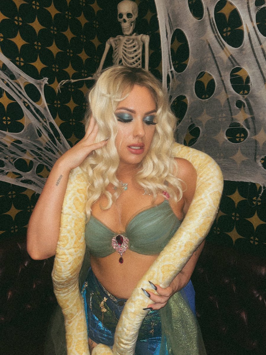 all u people look at me like I’m a little girl 🐍

#britneyspears #imaslave4u #y2k #2000sfashion