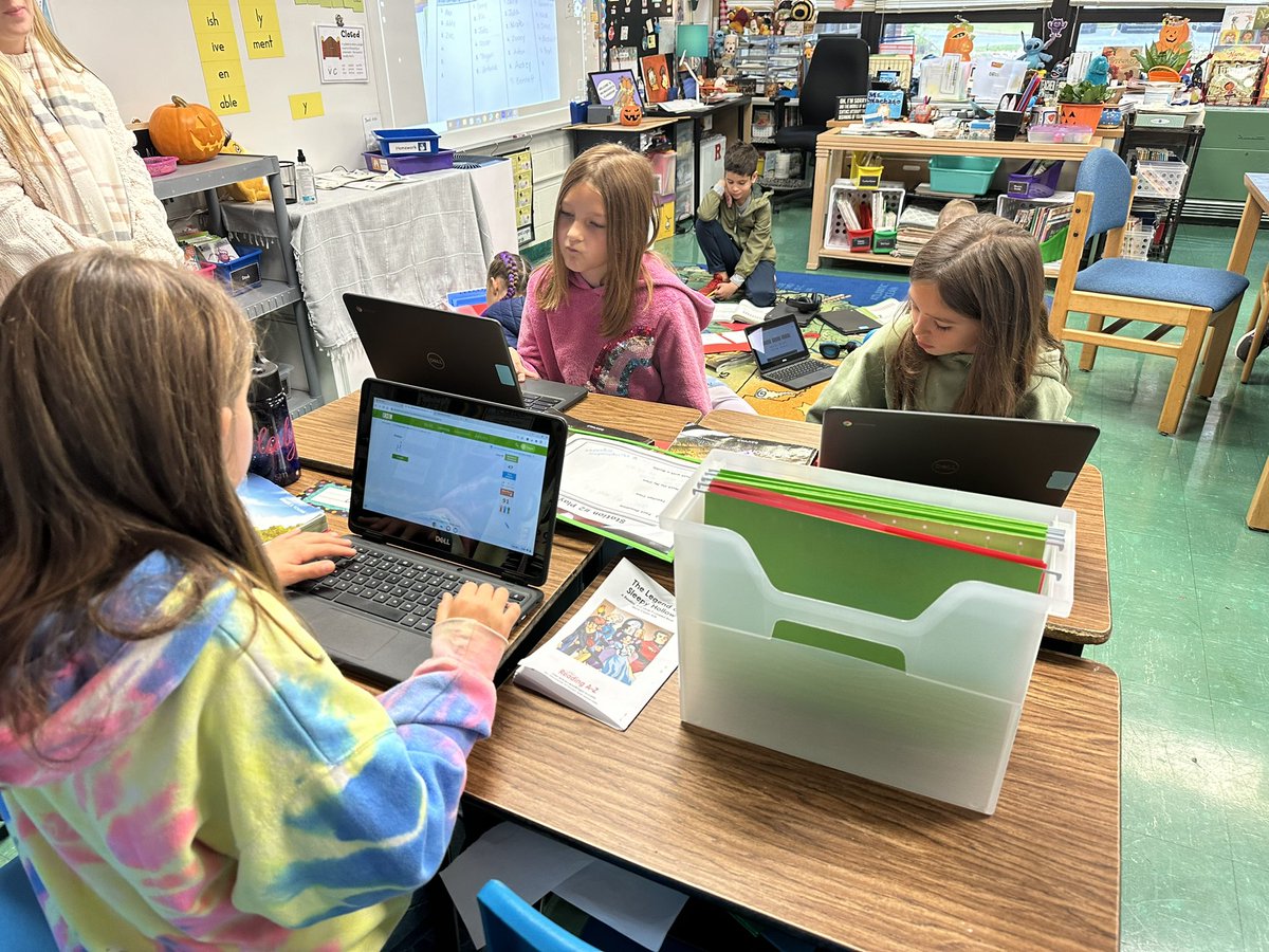 lizmachado68's tweet image. Math stations - applying what we learned about math fact families with division facts #beartavernpride #mathworkshop