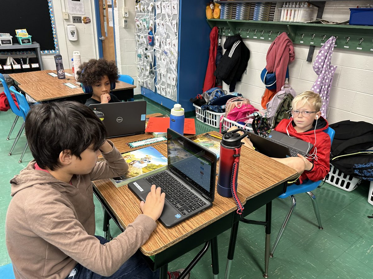 lizmachado68's tweet image. Math stations - applying what we learned about math fact families with division facts #beartavernpride #mathworkshop