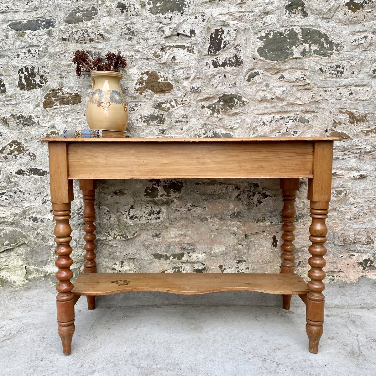 WelshVernacular's tweet photo. Ar werth / For sale - Pretty Little Victorian Welsh Pine Side Table priced at just £140 

Width 96cm Depth 45cm Height 73cm Leg room 60cm

#welshvernacularantiques #welshvernacular #antiqueshop #antiques #welshcottage #welshcottagerenovation #cottage #cottagestyle #cottagelife https://t.co/ibqaIIA3Rb