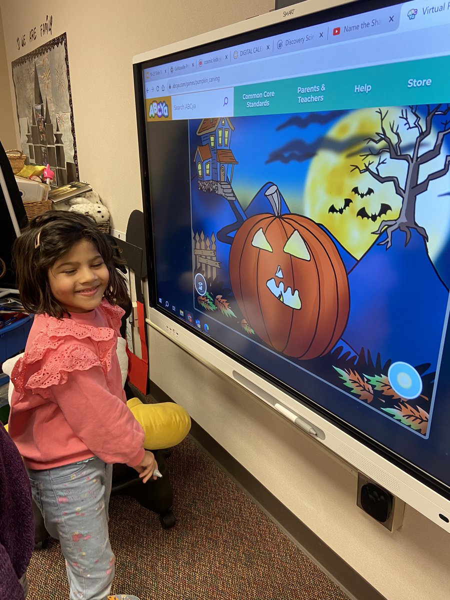 MrsJonesClass1's tweet photo. Thank you @techwithtodd for helping us carve pumpkins without carving pumpkins! #finemotor #grossmotor @StanleyStampede #iloveSSE #katypk https://t.co/zrLghBhm9R