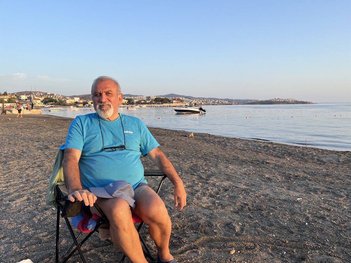 Yorgun gözümün halkalarında
Güller gibi fecr oldu nümâyân,
Güller gibi... sonsuz, iri güller
Güller ki kamıştan daha nâlân;
Gün doğdu yazık arkalarında!