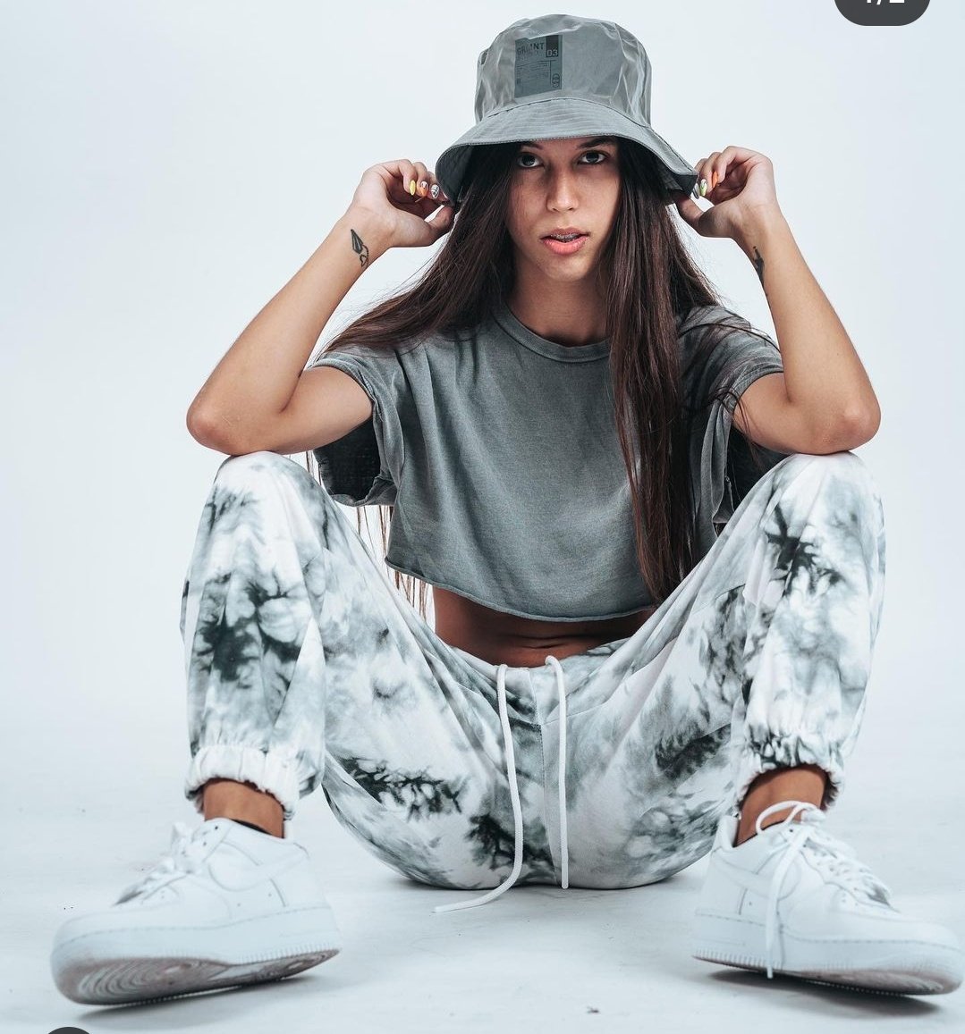 Para mi yo de 19 años que compró una casa en 2020, estoy orgullosa de ti. 
Esta semana hizo 3 años que pude cumplir ese sueño que jamás pensé que podría 🌠❤️🏡