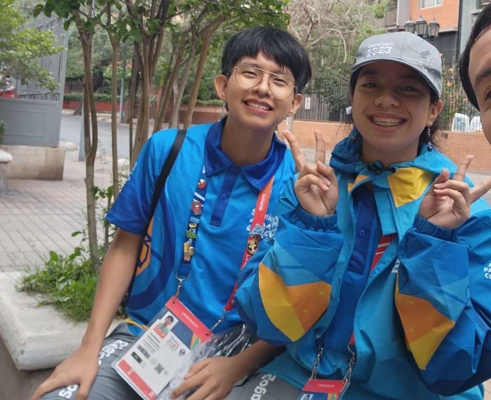 ARMYforeverJM95's tweet photo. @metrodesantiago Debería ganar porque con mi amigo @Chinuuu_ venimos desde Guatemala para hacer voluntariado en los #JuegosPanamericanosChile2023 y el @metrodesantiago fue la primera vez que nosotros nos subimos a un metro y lo amamos demasiado, quedamos muchísimo más enamorados de Chile! 😍🇨🇱🇬🇹 https://t.co/7DwgKMb8fJ