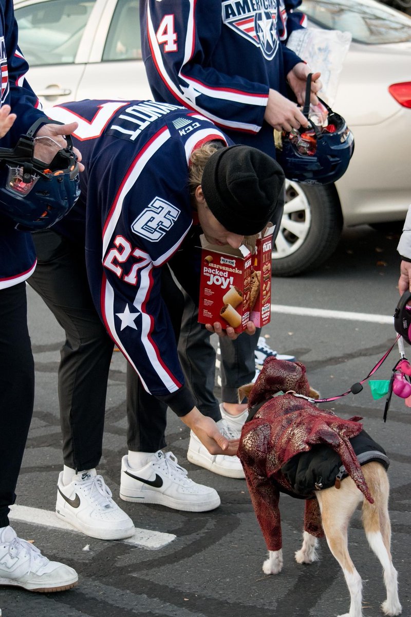 Yesterday we handed out candy and dog treats at the PetSmart Kennewick Trunk or Treat event! Thanks for inviting us, PetSmart! 🍬🦴️