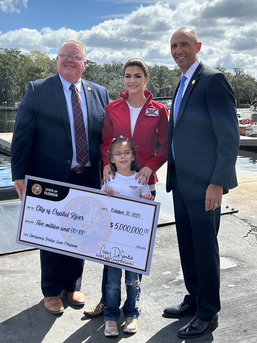 joecmeek3's tweet photo. Great to welcome Florida First Lady @CaseyDeSantis to our community.  The State of Florida has awarded the city of Crystal River with a bridge loan of $5,000,000.00  This will enable the city to continue funding storm clean up operations and city services without pulling money from our reserves, until we are reimbursed by FEMA.  Thank you! @RonDeSantis @GovGoneWild @RalphMassullo