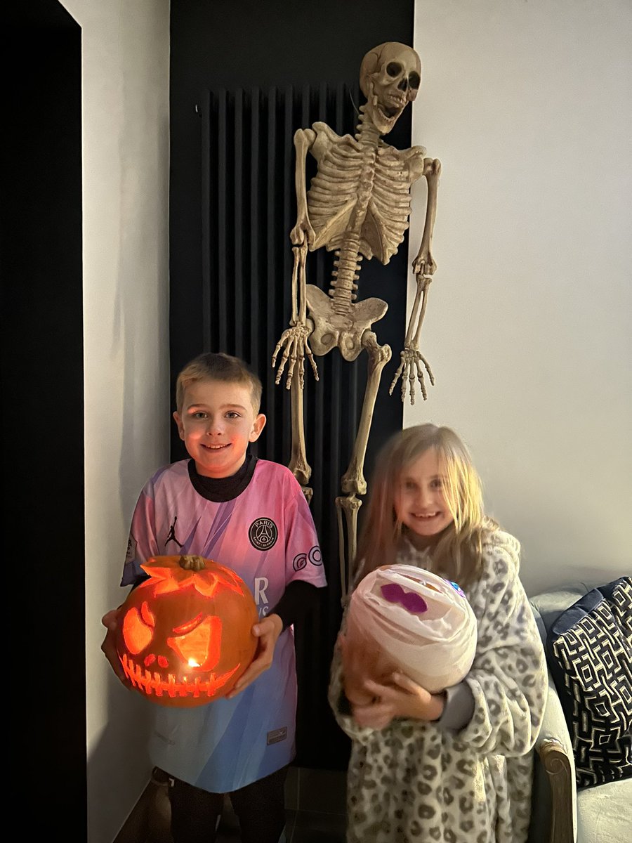 Jennylingard's tweet photo. Charlie 4R and Lilly 2DP 🎃 🎃 🎃 👻 👻 @Beaconrise1 https://t.co/mkJAOqc79R