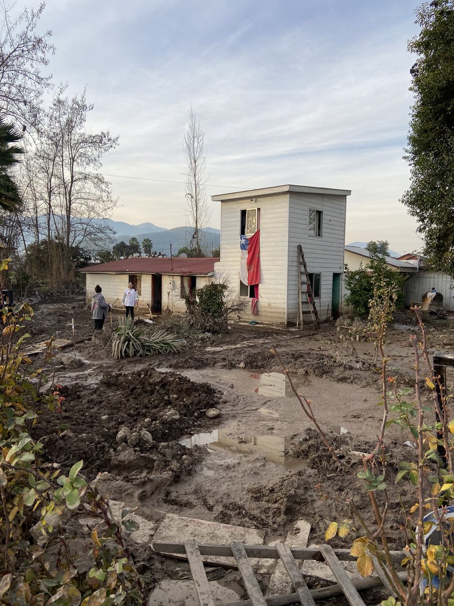 diego_osman's tweet photo. @Presidencia_cl @GobiernodeChile @GabrielBoric @PabloSilvaAmaya Estimados, a +4 meses de la inundación, estamos a la espera de definición del @serviuohiggins x ayuda en casa damnificada en Coltauco

Fotos: 1. Antes 2. El 21/06   3.30/11 
Foto 4. interior marca donde llegó agua y barro 

Por favor algún contacto que pueda acelerar definiciones https://t.co/sJTWnXlTyB