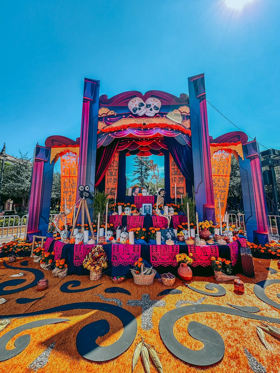 KaryKaryAlvarez's tweet photo. 🏵️💀Así luce el centro histórico de Querétaro

Esta cuidad está lista para celebrar día de muertos con su monumental ofrenda en memoria de Paco Rabell icono del teatro.

🎭Además todos los días hasta el 2 de noviembre habrá funciones de teatro gratuitas 6,7 y 8 pm https://t.co/1LB8wbwpR4
