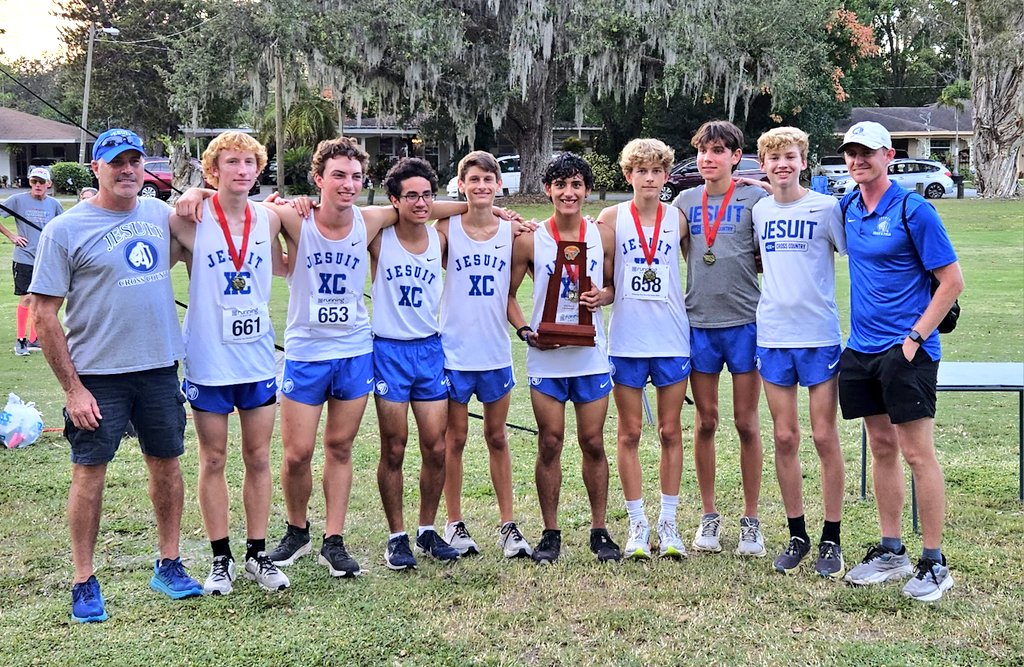 Congratulations to Jesuit cross country, which captured its 2nd straight District title today!

Cesar Calero '27 led the way, finishing 3rd individually in 16:23.

Cross country joins football, golf, and swimming as District Champions from Jesuit this fall!

#AMDG